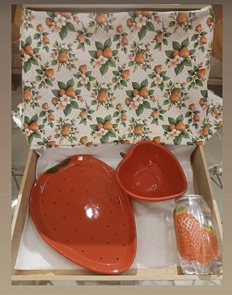 Caixa aberta com o prato, o bowl e o refrigerante de morango
