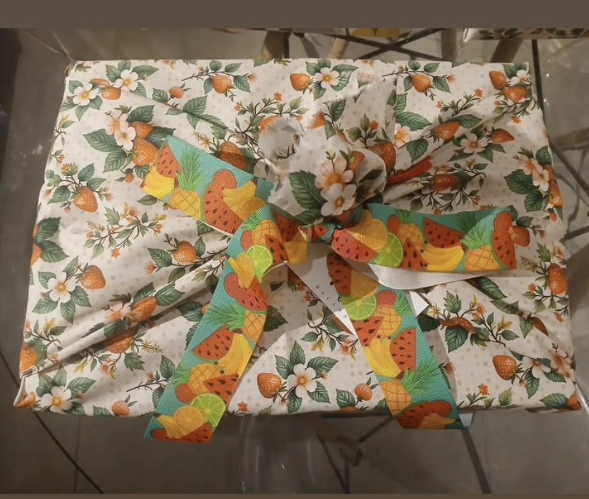 Caixa embrulhada em tecido estampado de morangos e flores