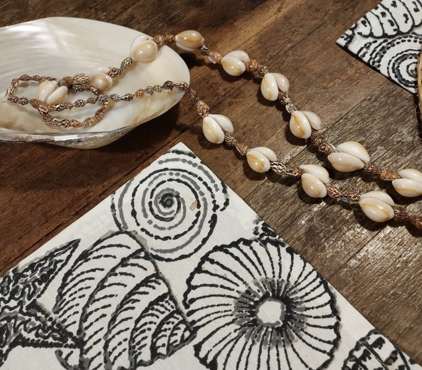 Colar de conchas e jogo americano estampado com conchas