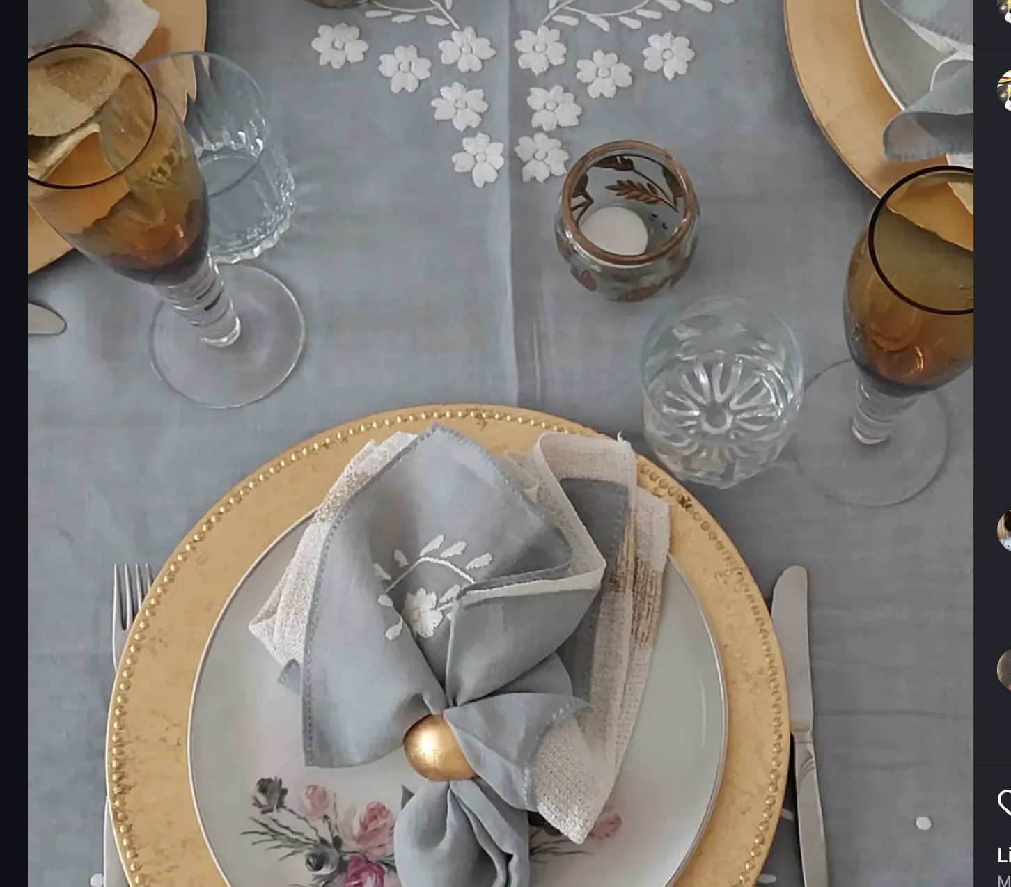 Lugar posto com sousplat dourado, prato de porcelana e guardanapo cinza